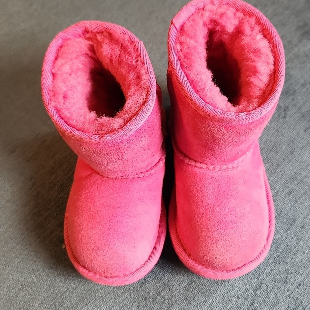 UGG Classic II Pink Bloom Fuchsia Sheepskin Boots Size 6T Toddlers Girls